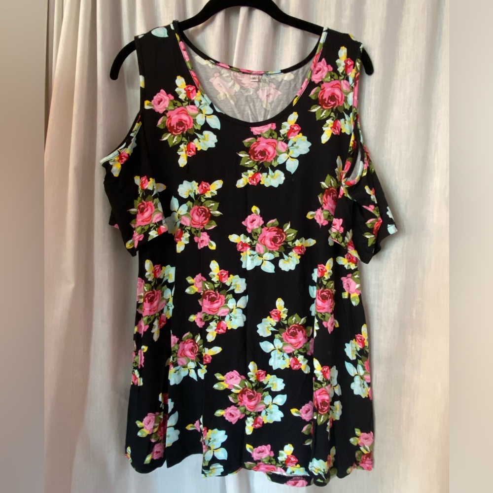 Black & Floral Shoulder Cut Out Tee Shirt Size Woman’s XL